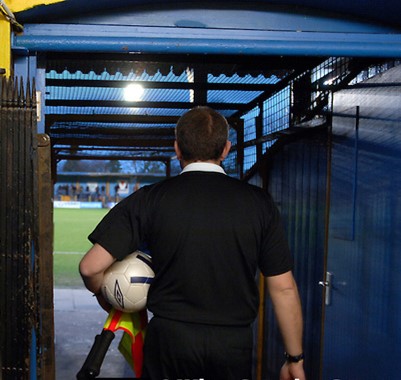 De scheidsrechter bleef in de kleedkamer